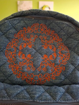 Mochila Desigual acolchada con bordado