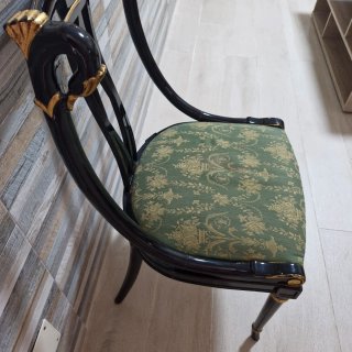Silla de comedor negra con tapicería verde