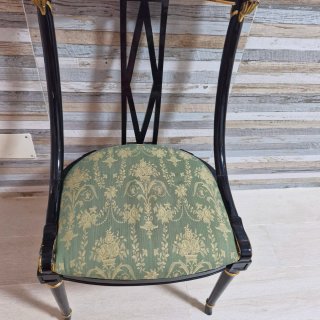 Silla de comedor negra con tapicería verde