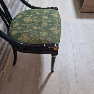 Silla de comedor negra con tapicería verde