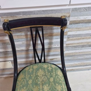 Silla de comedor negra con tapicería verde