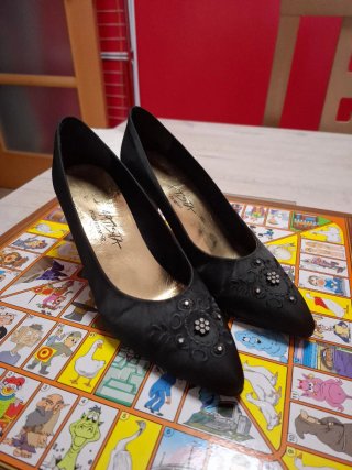 Zapatos de salón negros con pedrería