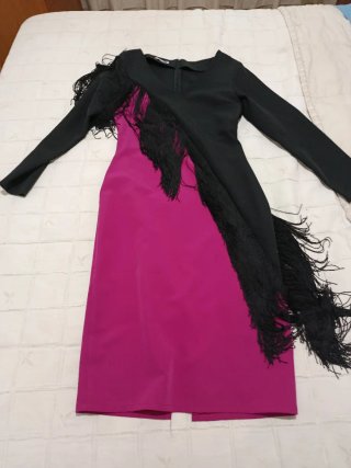 Vestido fiesta negro y fucsia con flecos