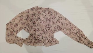 Blusa floral corta beige y rosa