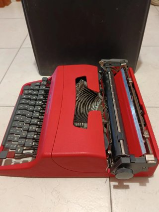 Macchina da scrivere Olivetti Lettera 62 Rossa