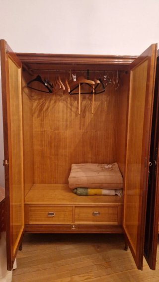 Armario antiguo de madera