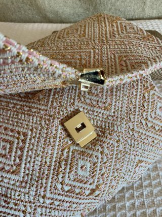 Bolso bandolera jacquard rosa y dorado