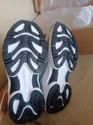 Zapatillas Fila plateadas y blancas