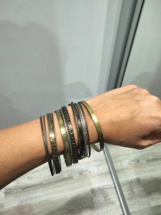 Lote de pulseras doradas y plateadas