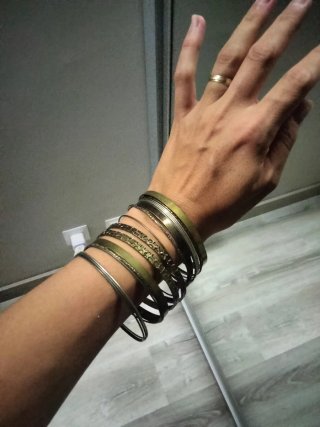 Lote de pulseras doradas y plateadas