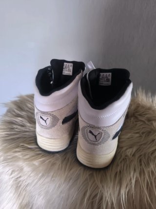 Conjunto, añade los botines Puma.