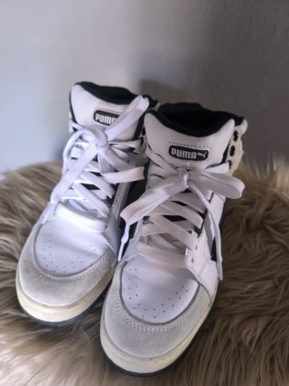 Conjunto, añade los botines Puma.
