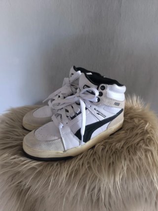 Conjunto, añade los botines Puma.