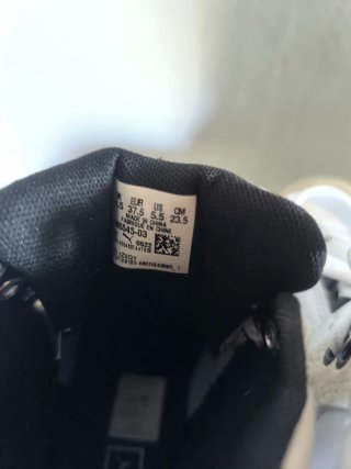 Conjunto, añade los botines Puma.