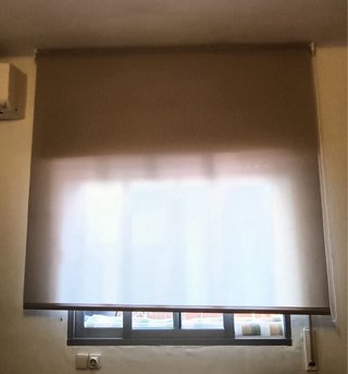Estores enrollables beige y gris oscuro
