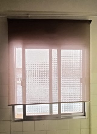 Estores enrollables beige y gris oscuro