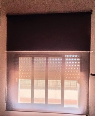 Estores enrollables beige y gris oscuro