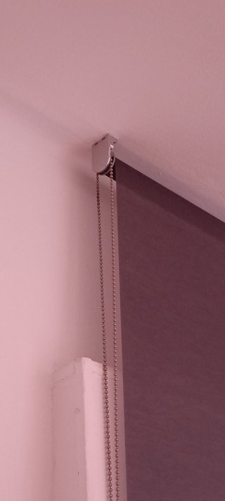 Estores enrollables beige y gris oscuro