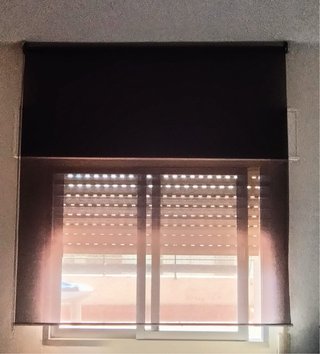 Estores enrollables beige y gris oscuro