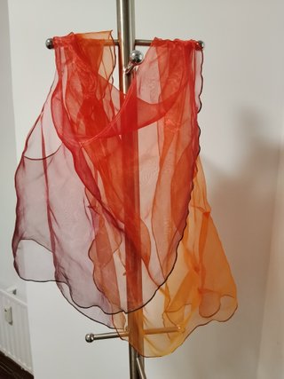 Vestido y chal con degradado naranja y rojo