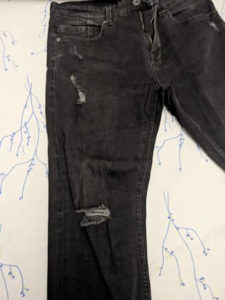 Pantalón vaquero negro hombre desgastado