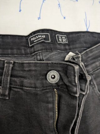 Pantalón vaquero negro hombre desgastado