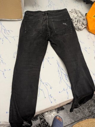 Pantalón vaquero negro hombre desgastado