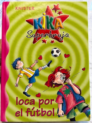 Kika Superbruja loca por el fútbol