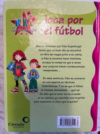 Kika Superbruja loca por el fútbol