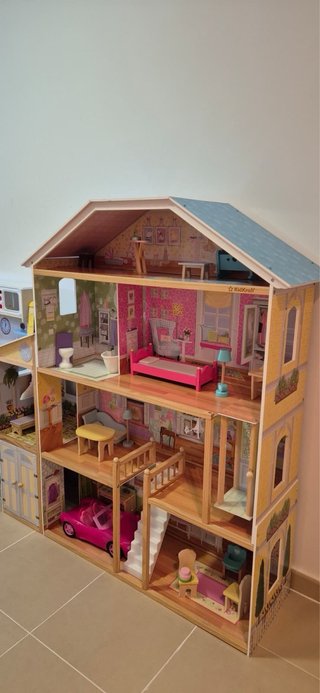 Casita de muñecas de madera con muebles