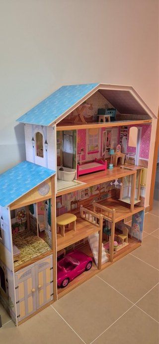 Casita de muñecas de madera con muebles