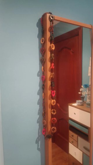Collar de madera con círculos multicolores