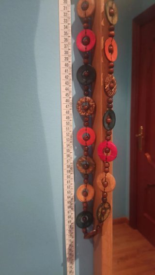 Collar de madera con círculos multicolores