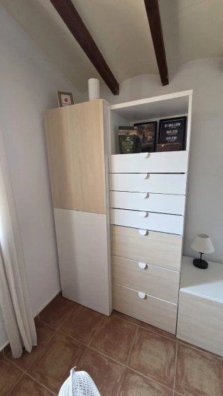 Armario modular beige y blanco
