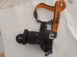 Cámara Nikon F70 Negra y Naranja