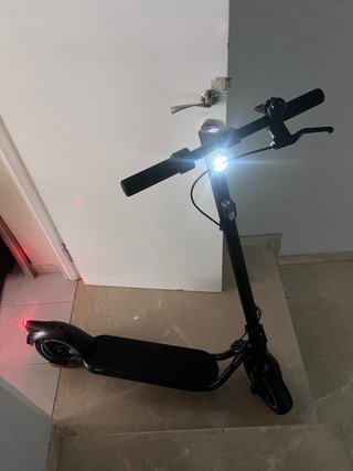 Patinete eléctrico Btwin Negro.