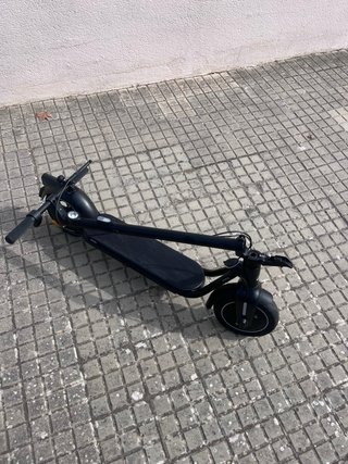 Patinete eléctrico Btwin Negro.
