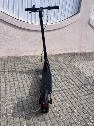 Patinete eléctrico Btwin Negro.