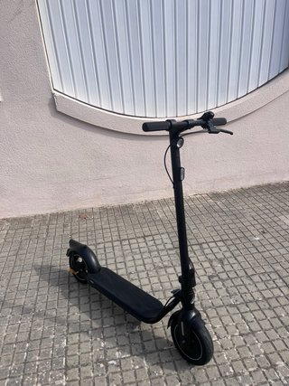 Patinete eléctrico Btwin Negro.