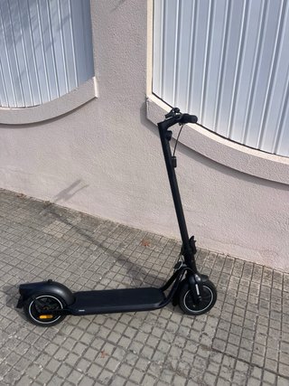 Patinete eléctrico Btwin Negro.