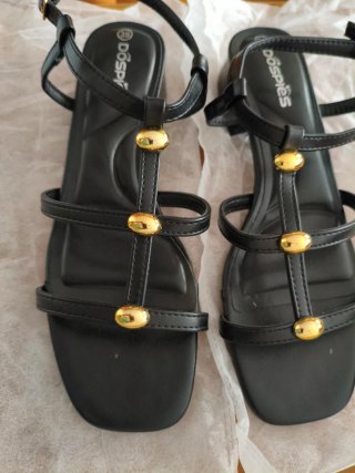 Sandalias negras con tachas doradas, talla 39