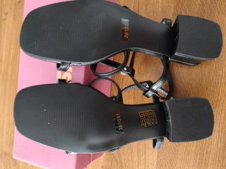 Sandalias negras con tachas doradas, talla 39