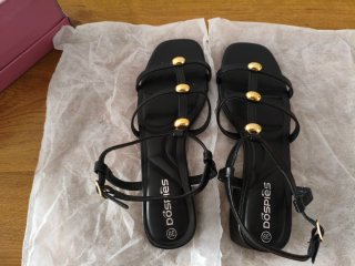 Sandalias negras con tachas doradas, talla 39