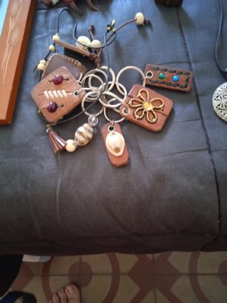 Lote Pendientes, Llaveros, Pulseras y Colgantes