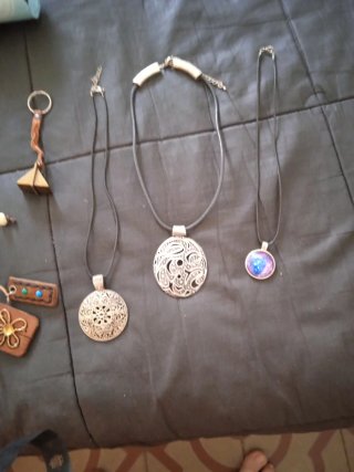 Lote Pendientes, Llaveros, Pulseras y Colgantes