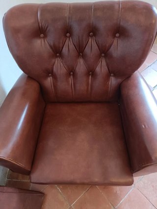 Butaca de piel sintética marrón