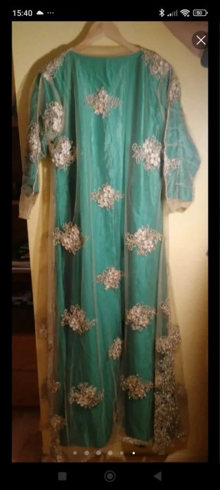 Vestido de fiesta verde con detalles dorados