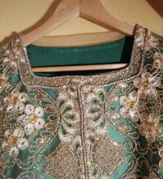 Vestido de fiesta verde con detalles dorados