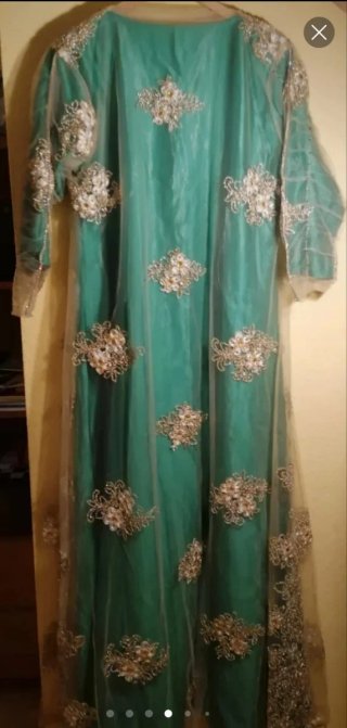 Vestido de fiesta verde con detalles dorados