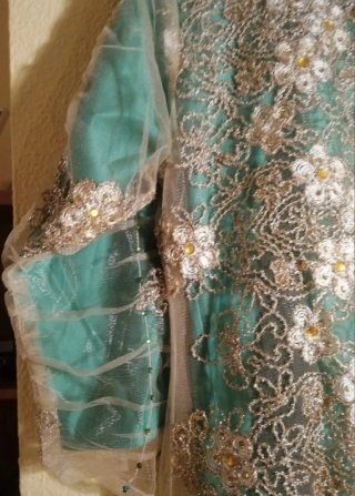 Vestido de fiesta verde con detalles dorados